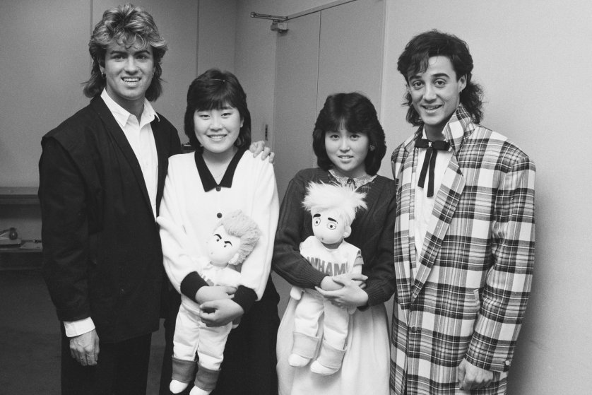 Wham! chụp hình cùng người hâm mộ Nhật trong chuyến lưu diễn thế giới vào năm 1985. 
