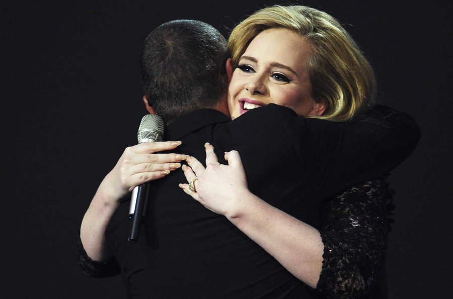 Trao giả thưởng Best Album award cho nữ ca sĩ Adele tại sân vận động O2 Arena (21/02/2012)