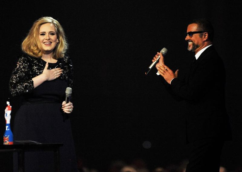 Trao giả thưởng Best Album award cho nữ ca sĩ Adele tại sân vận động O2 Arena (21/02/2012)