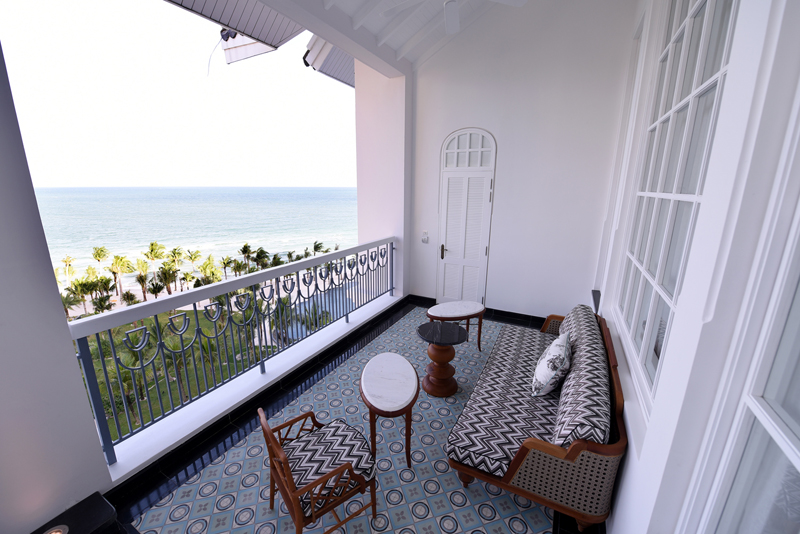 ban công hướng nhìn ra biển - elle man