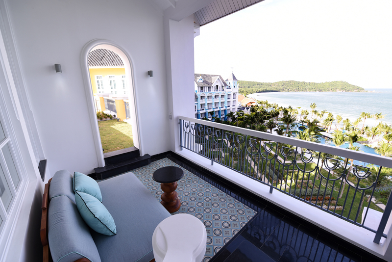 ban công hướng nhìn ra biển - elle man