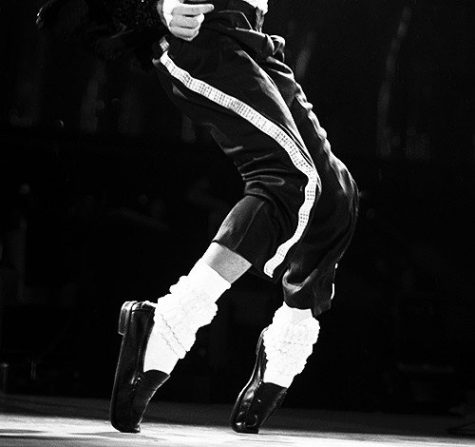 Lý do vì sao quý ông sành điệu không nên mang tất trắng Michael Jackson