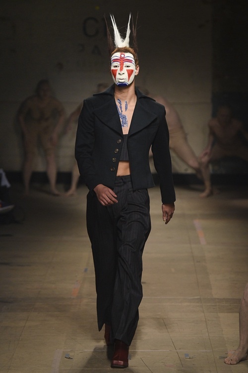 London Fashion Week mở màn bằng thời trang gây sốc cho nam
