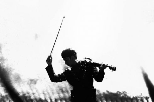 Hoàng Rob được công chúng biết đến từ dự án “Tự nguyện” - chuỗi MV kết hợp hoà tấu violin hiện đại, cover những ca khúc quen thuộc (Tự nguyện, Say You Do...), trên nền các thắng cảnh nổi tiếng của miền Trung (Sơn Đoòng, Huế...)