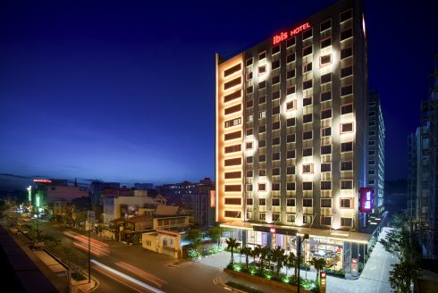 Là thương hiệu mang tính biểu tượng trong số các khách sạn phổ thông, ibis cung cấp dịch vụ và tiện nghi tuyệt vời nhất với giá trị tốt nhất trong phân khúc này.