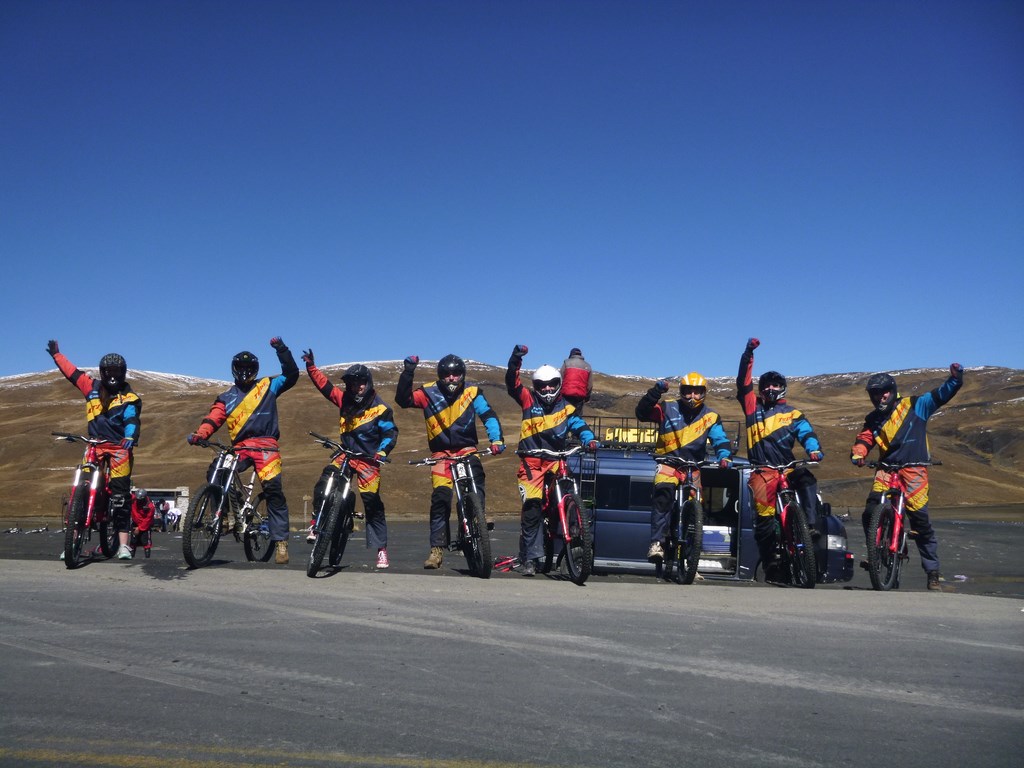 Một nhóm xe đạp địa hình trải nghiêm trên cung đường North Yugas