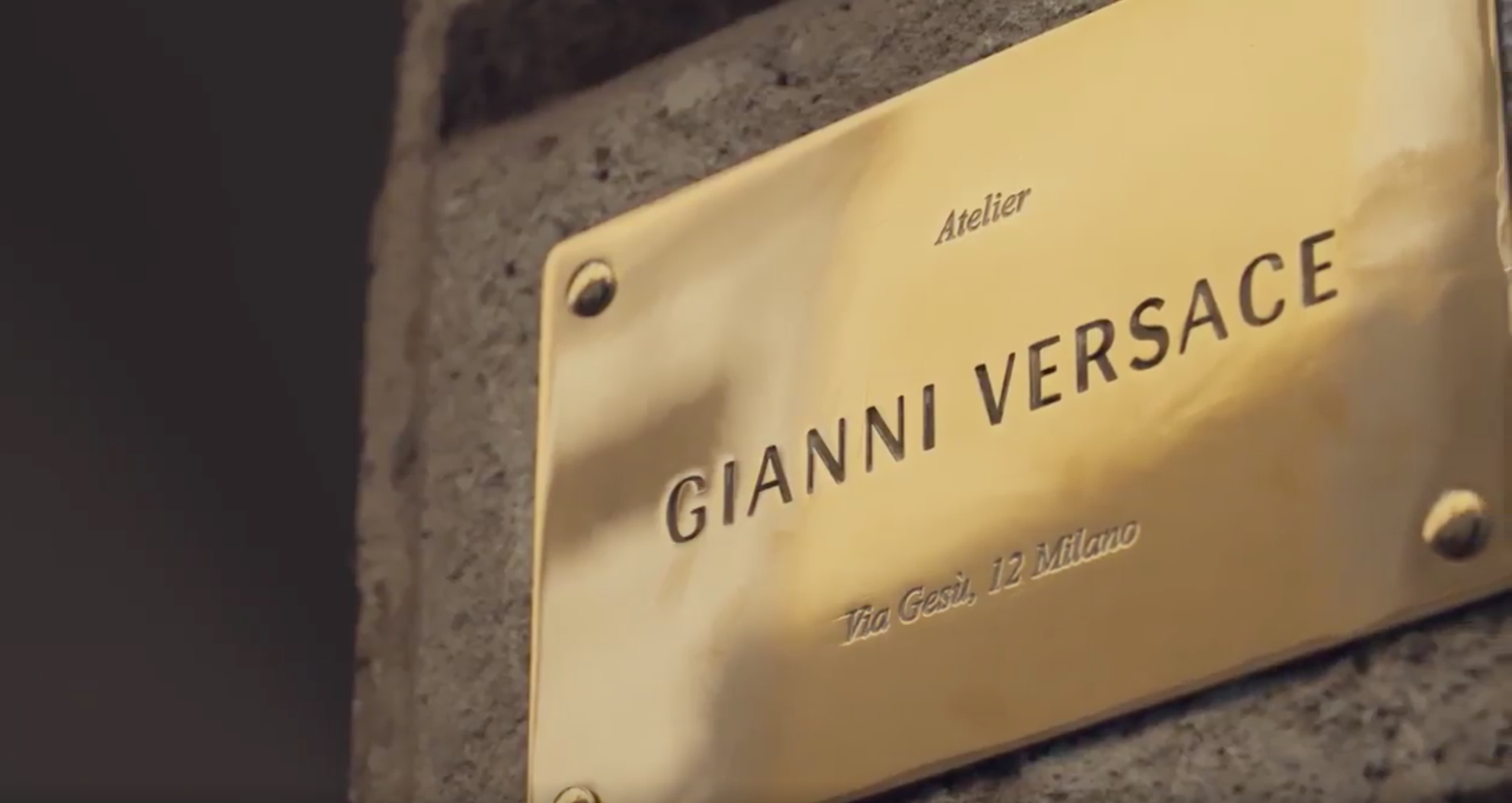 BST xuân-Hè 2018 của Versace là sự tưởng niệm của Donatella với người anh trai Gianni Versace 