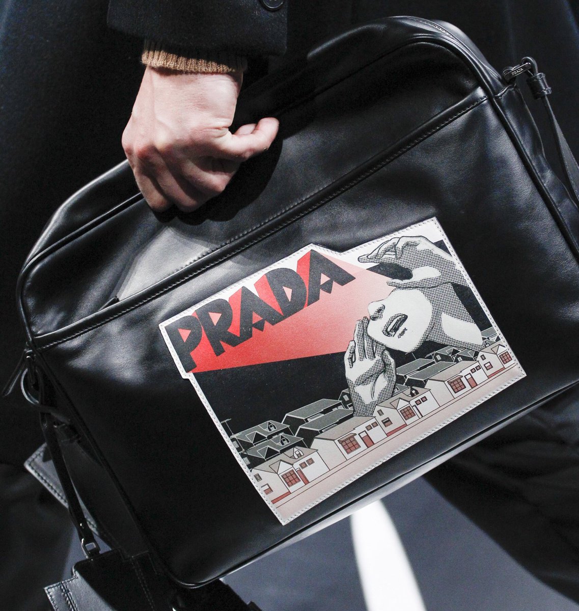 Hoạ tiết comic mang màu sắc siêu thực được thể hiện trên những chiếc túi của Prada