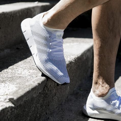 giay the thao all-white - adidas swift run primeknit - elle man 1