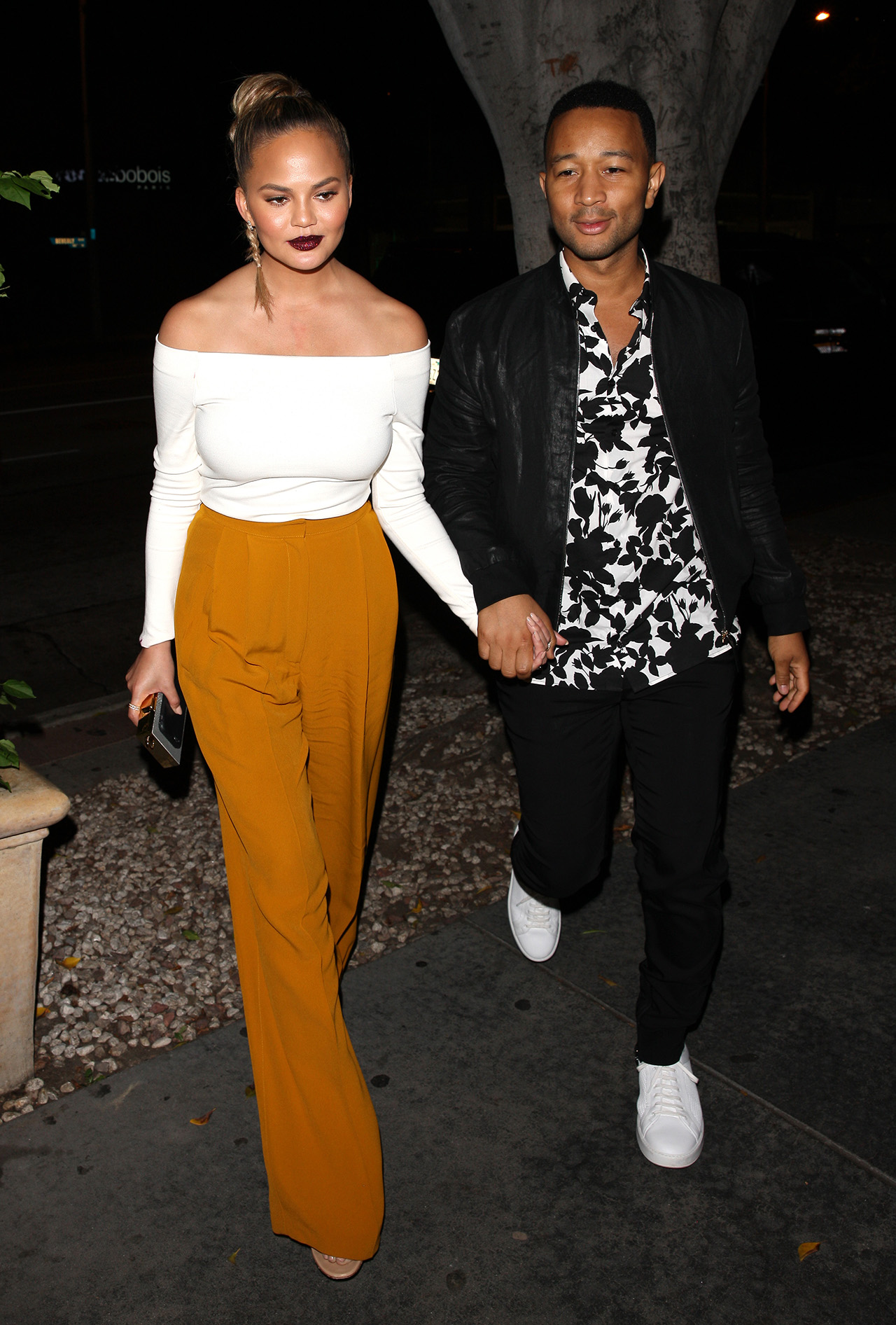 EXCLUSIVE: Chrissy Teigen and John Legend dine at Madeo Restaurant for a romantic dinner in West Hollywood. Pictured: Chrissy Teigen And John Legend Ref: SPL1338986 220816 EXCLUSIVE Picture by: Photographer Group / Splash News Splash News and Pictures Los Angeles:310-821-2666 New York:212-619-2666 London:870-934-2666 photodesk@splashnews.com 