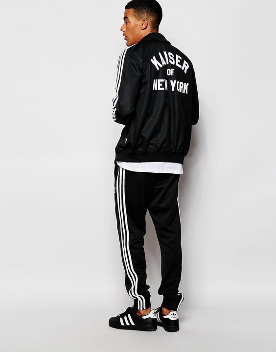 Calendar Hoai co cung ao khoac Track Jacket 3