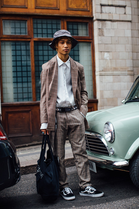 Phong cách đường phố London tại tuần lễ thời trang Xuân-Hè 2017/18