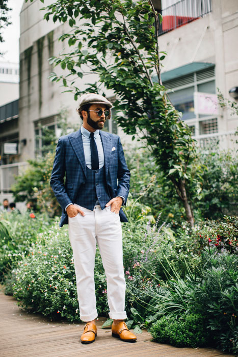 Đồng hành cùng các show diễn trong khuôn khổ tuần lễ thời trang London fashion week 2018 là loạt street style đầy ấn tượng của khách mời. Nếu như mỗi cô gái là một sắc màu riêng biệt thì các chàng trai lại vệt màu loan làm nên tổng thể hoàn thiện của bức tranh thời trang. Đó là sự hòa quyện giữ sức trẻ với những gam màu phá cách cùng gu thời trang đậm chất thanh lịch của quý ông nước anh. Đối với một số chàng trai còn có sự nổi loạn ngầm thông qua chi tiết phụ kiện. Hãy cùng ELLE Man chiêm ngưỡng những trang phục đẹp và đậm chất phong cách anh của các chàng trai tại Tuần lễ thời trang nữ ở London Xuân – Hè 2017-18 nhé !