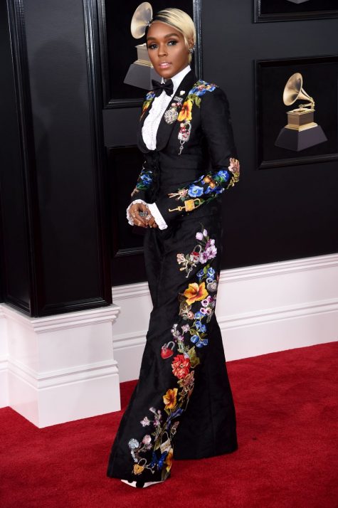 Họa tiết hoa chưa bao giờ lỗi mốt với bộ suit của Janelle Monae