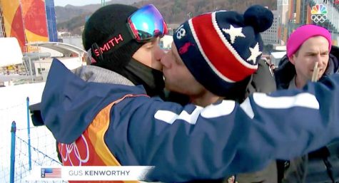 Gus Kenworthy đã làm nên lịch sử bằng cách hôn bạn trai trước máy quay