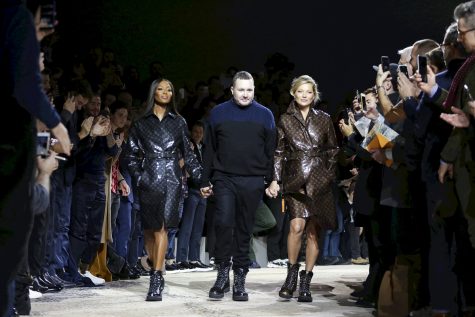 BST Thu – Đông 2018 những thiết kế cuối cùng của Kim Jones tại Louis Vuitton. Hai siêu mẫu huyền thoại Naomi Campbell và Kate Moss tái hợp trên sàn diễn thời trang, cùng Kim Jones thể hiện khoảnh khắc chia tay đáng nhớ. (Ảnh: nowfashion)