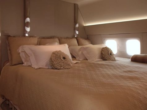 Anh có hẳn..một giường ngủ trên máy bay riêng