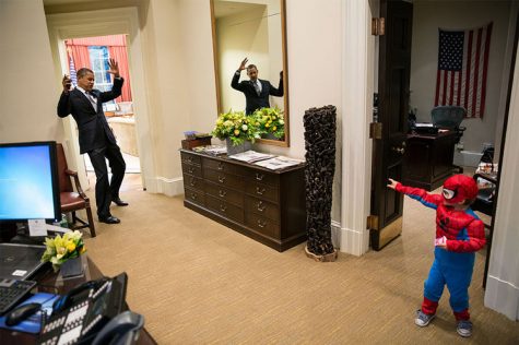 Ngài Barack Obama đã bị bắt bởi chàng Spider Man 3 tuổi