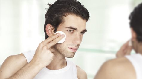 Tế bào chết quá nhiều lần trong một tuần dẫn đến việc làn da bị tổn thương một cách nặng nề. Photo: ELLE Man Việt Nam