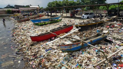 Trung bình con người đổ từ 4.8 đến 12.7 tấn chất thải nhựa ra biển mỗi năm. Ảnh: Barcroft Media / Getty Images