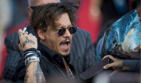 Hai vệ sĩ còn phải bảo vệ Johnny Depp khỏi chính bản thân nam diễn viên này.