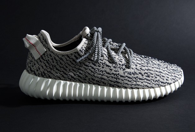Giày thể thao Adidas với tên gọi Yeezy Boost 350 do Kanye West thiết kế