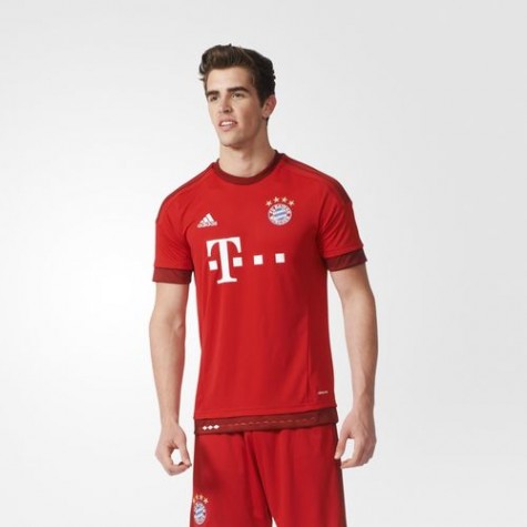 Thêm một thiết kế có màu đỏ của đội Bayern