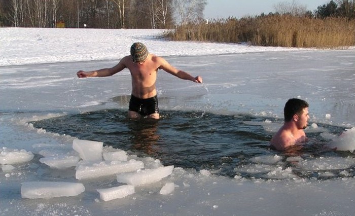 những môn thể thao thú vị ở Bắc Âu - ice swimming - elleman vietnam