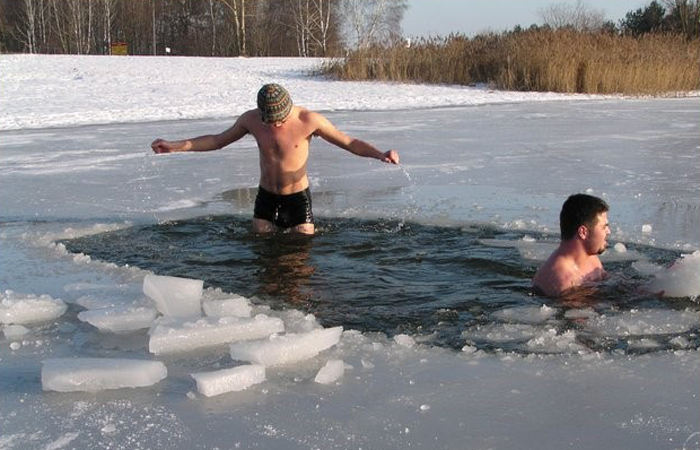 những môn thể thao thú vị ở Bắc Âu - ice swimming - elleman vietnam