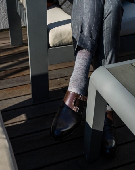 Để giảm bớt sự trang trọng, thay vì đi một đôi oxford thì những đôi monk strap như này là một sự lựa chọn không hề tồi.