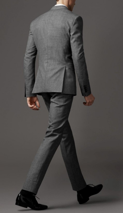 đàn ông hãy mặc suit jacket có vạt dưới đủ che hết mông của mình.