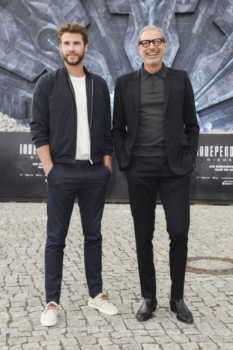 phong cach thoi trang Liam Hemsworth - bomber 4 - elle man