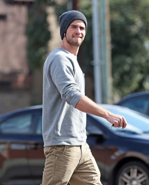 phong-cach-thoi-trang-Liam-Hemsworth-neutral-tones-2-elle-man