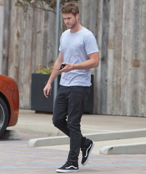 phong cach thoi trang Liam Hemsworth - tee & jeans 1 - elle man