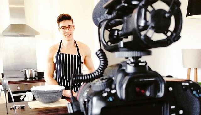 Topless baker - Chàng trai mảnh khảnh thành thợ làm bánh tài năng