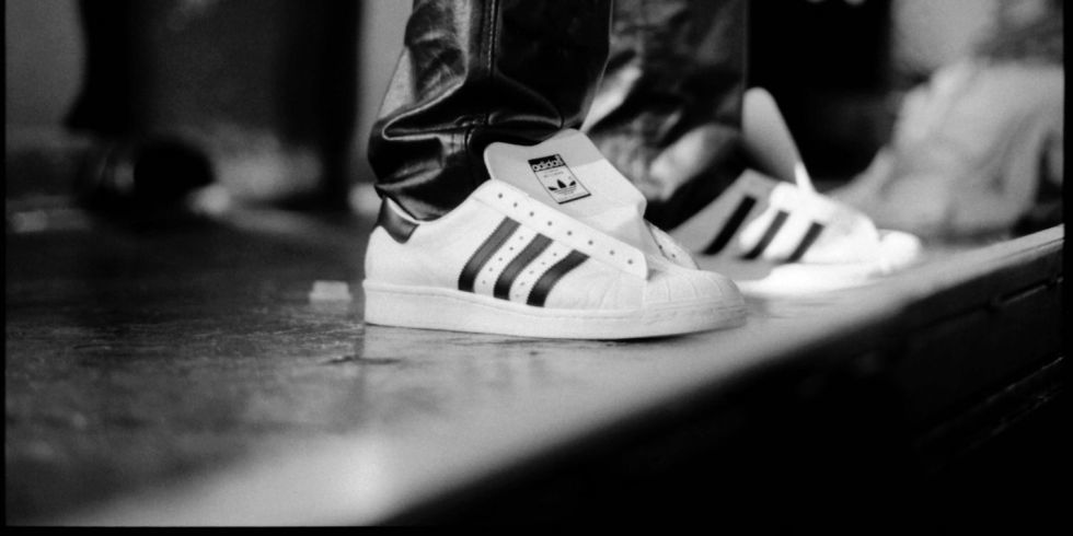 10-thiet-ke-sneaker-nam-bieu-tuong-featured-image-elle-man