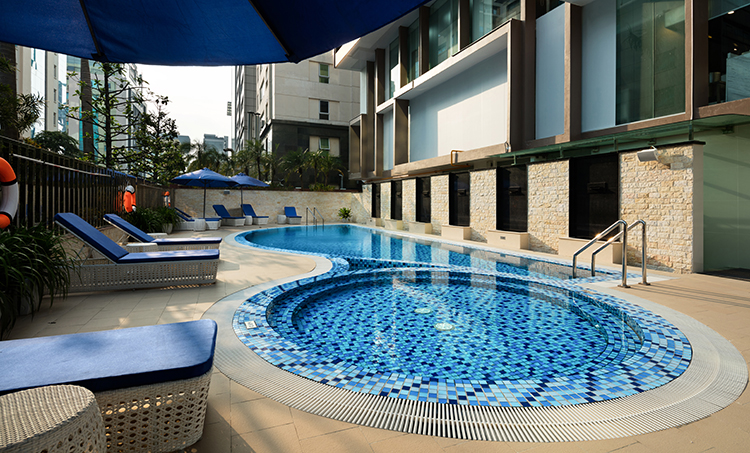 Khuôn viên bể bơi khách sạn Novotel Suites Hà Nội