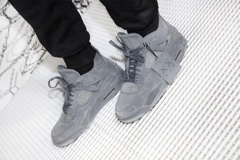 giay the thao - KAWS x Air Jordan IV - elle man 1