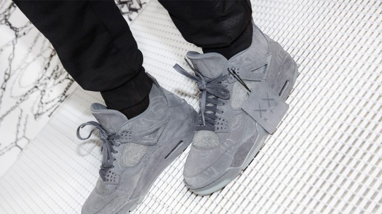 giay the thao - KAWS x Air Jordan IV - elle man 1