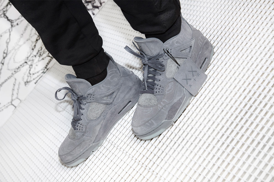 giay the thao - KAWS x Air Jordan IV - elle man 1