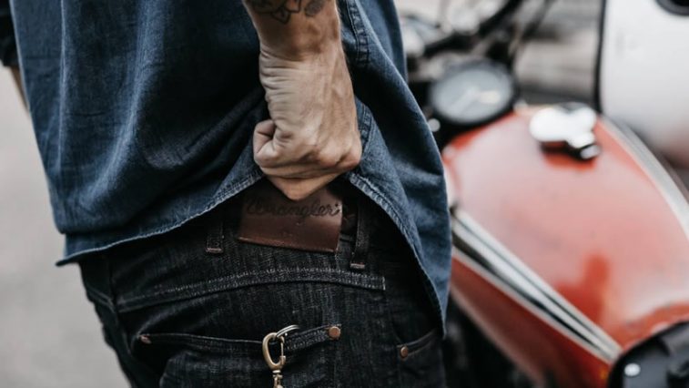 quan jeans nam - elle man featured image
