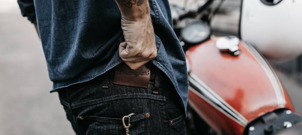 quan jeans nam - elle man featured image
