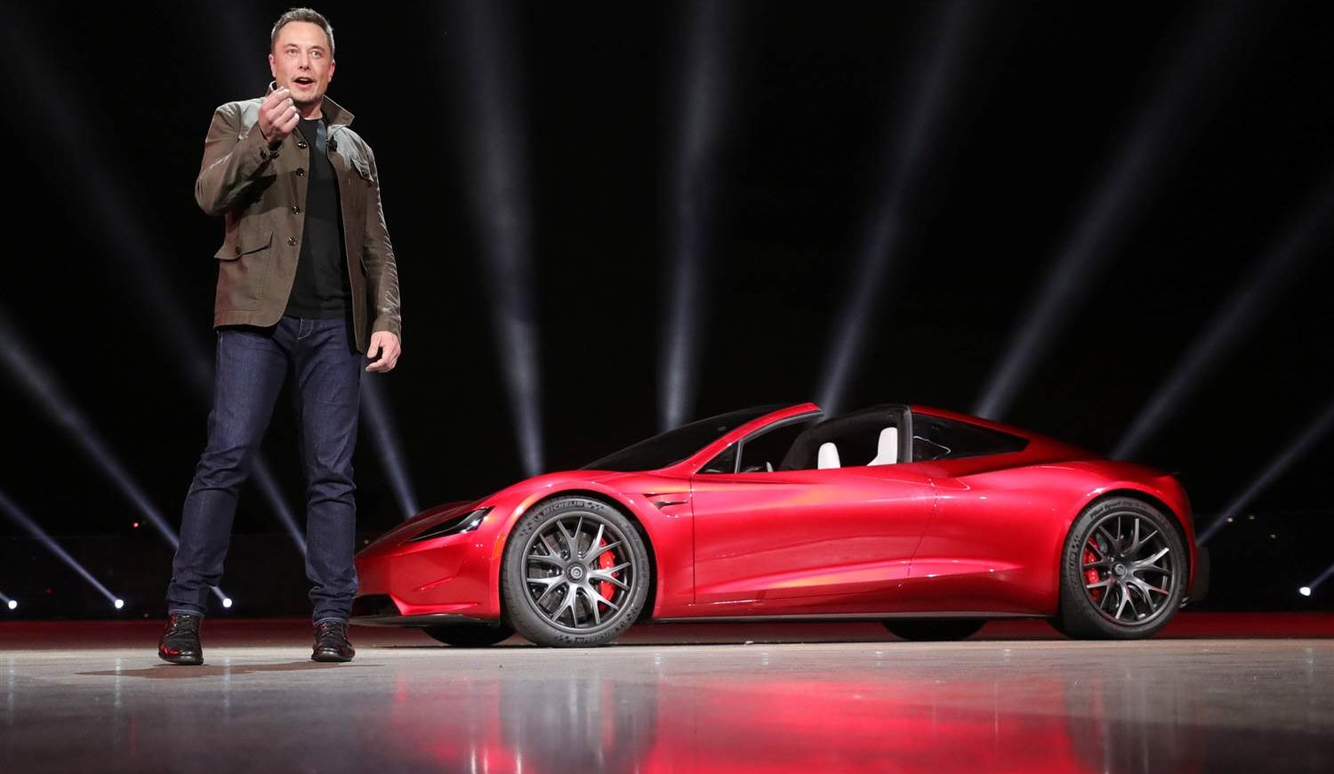 xe dien tesla roadster - elle man 1