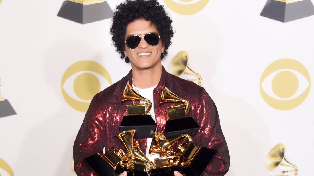 bruno-mars-Grammy-2018-ELLE-Man