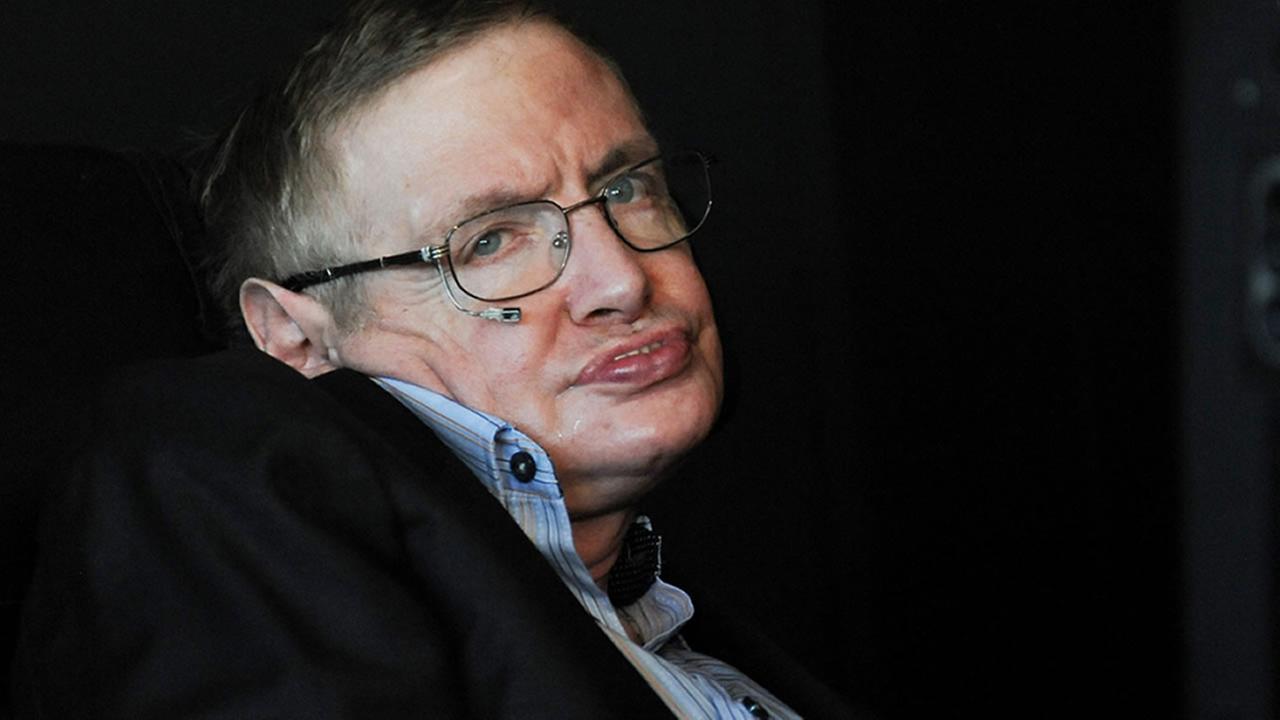 Stephen Hawking qua đời ở tuổi 76