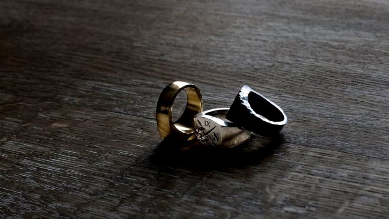 nhẫn nam signet ring - elle man feature