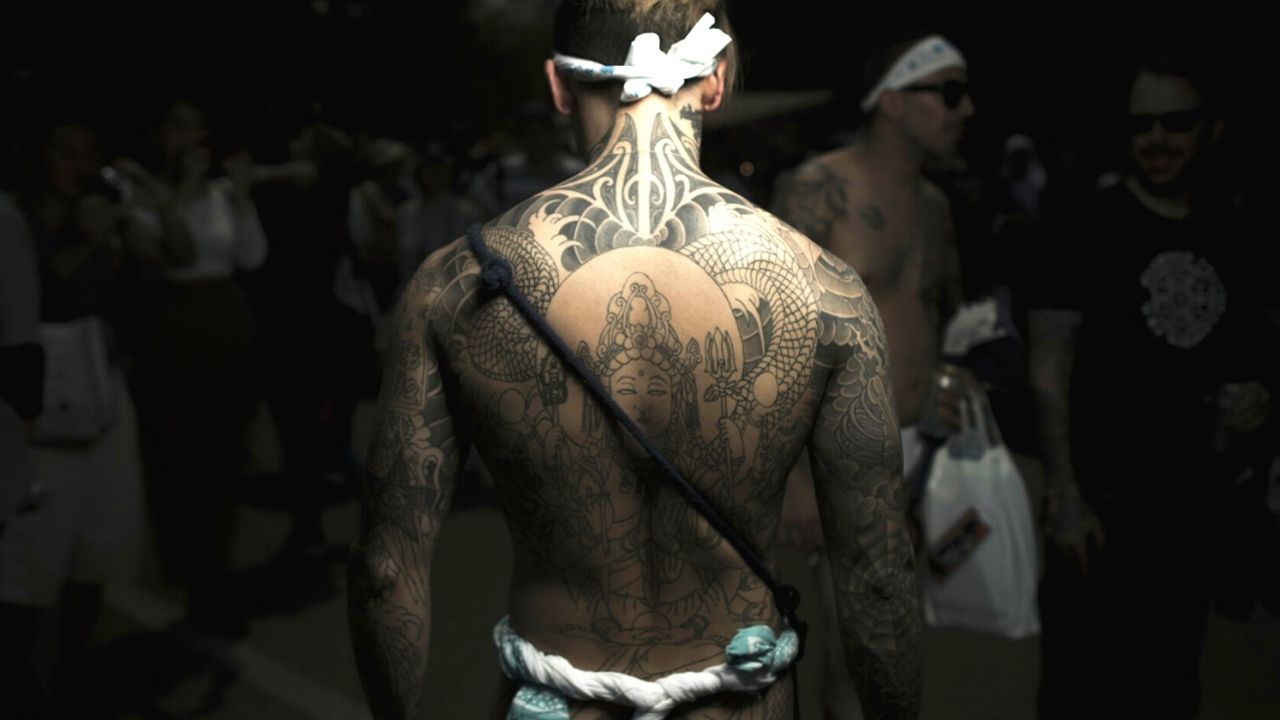 nghe thuat hinh xam irezumi - elle man cover 1