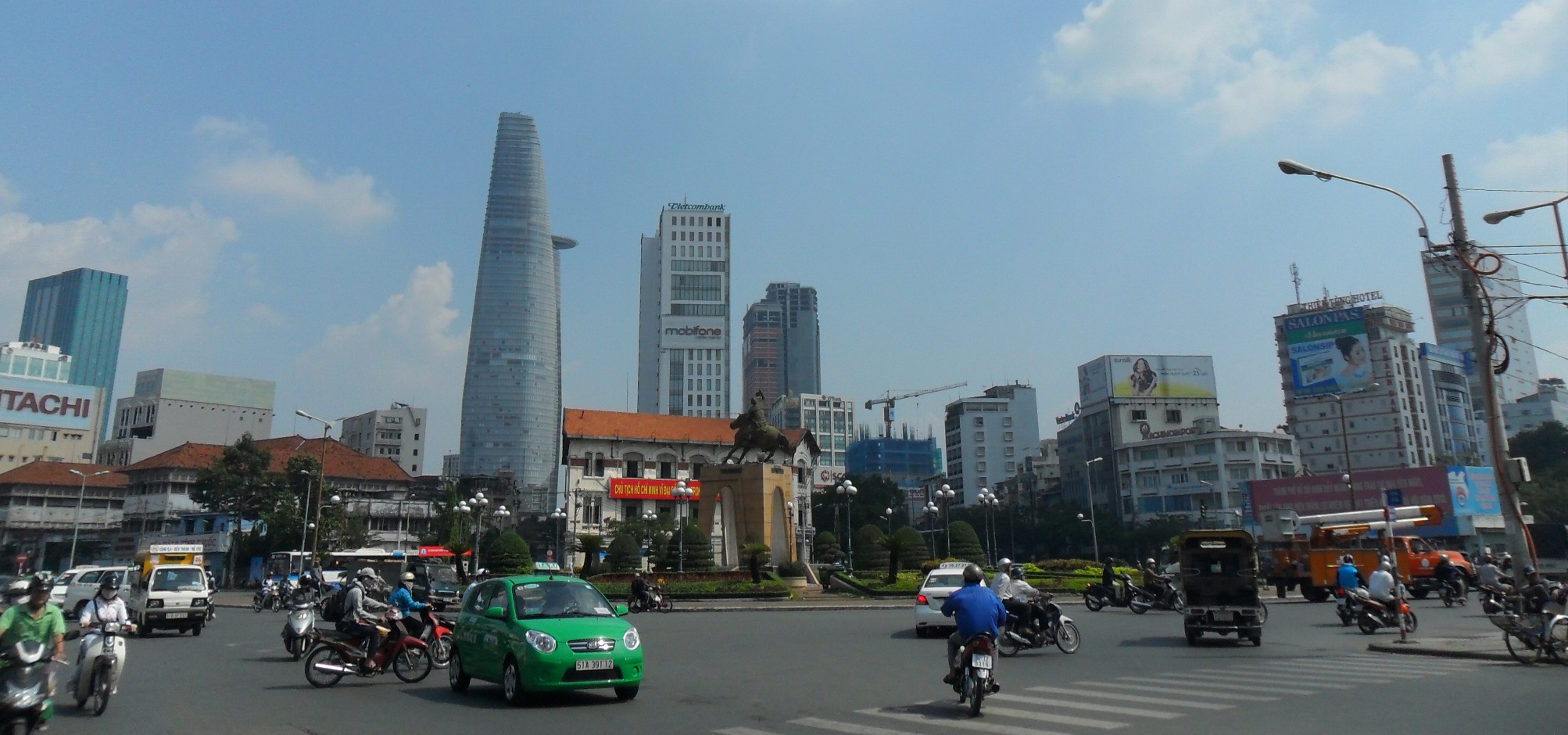 Vì sao ta lang thang thành phố Sài Gòn mùa Tết?