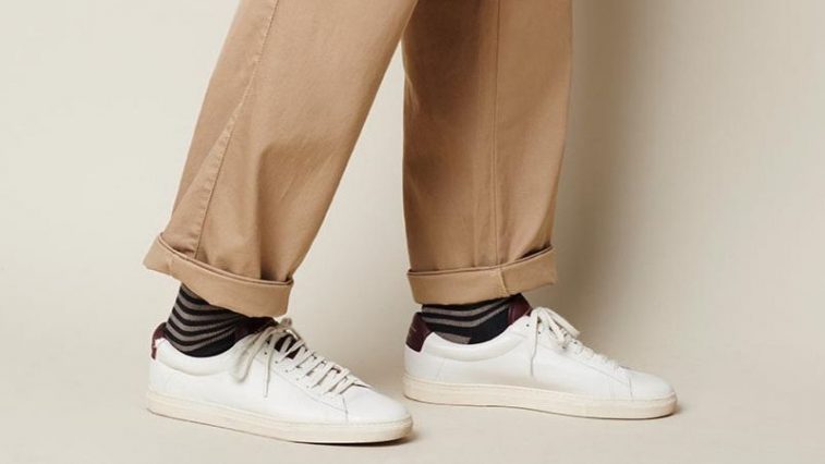cach mac do quan ong rong voi giay sneaker trang - elle man feature 1