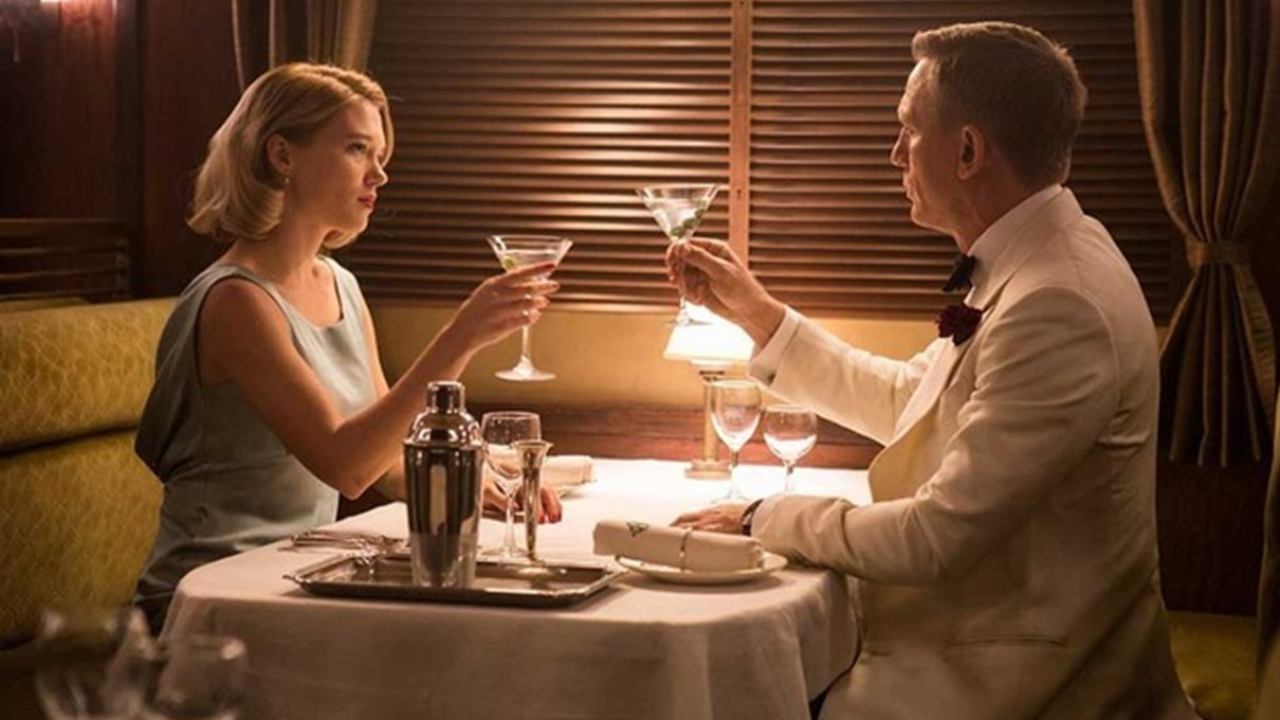 diễn viên Daniel Craig và Lesa Seydoux ăn tối - chọn ruouj vang trắng